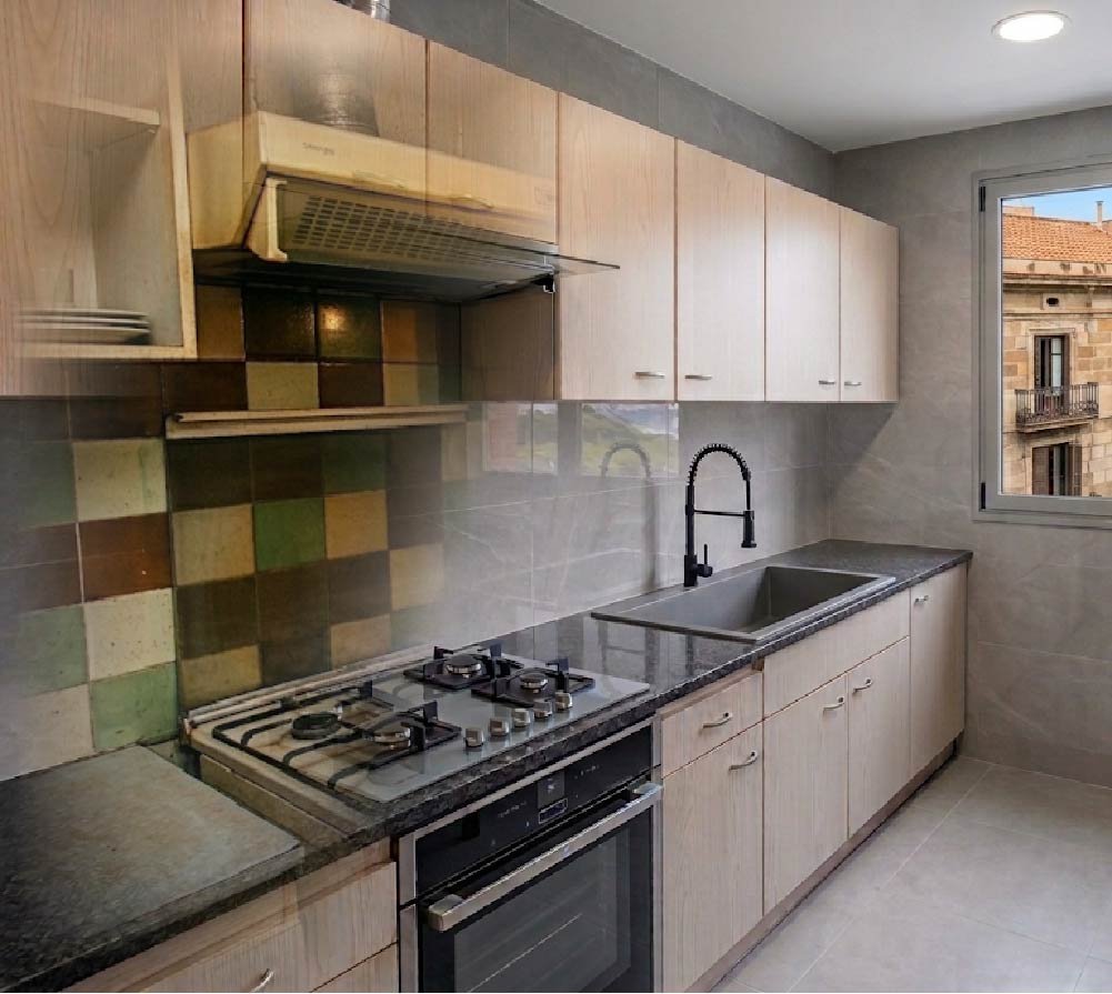 Cocina moderna con gabinetes de madera clara, estufa de gas, fregadero negro y vista a un edificio desde la ventana
